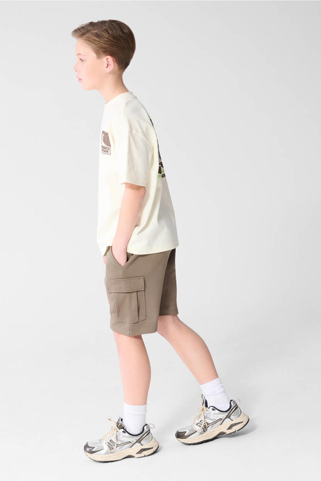 Bruine jongens Shoeby regular sweatshort met elastische tailleband met koord en effen