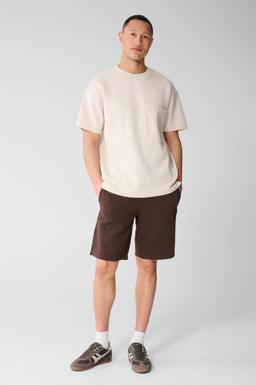 Lichtgrijze heren Shoeby Studio relaxed T-shirt van katoen met backprint, korte mouwen en ronde hals