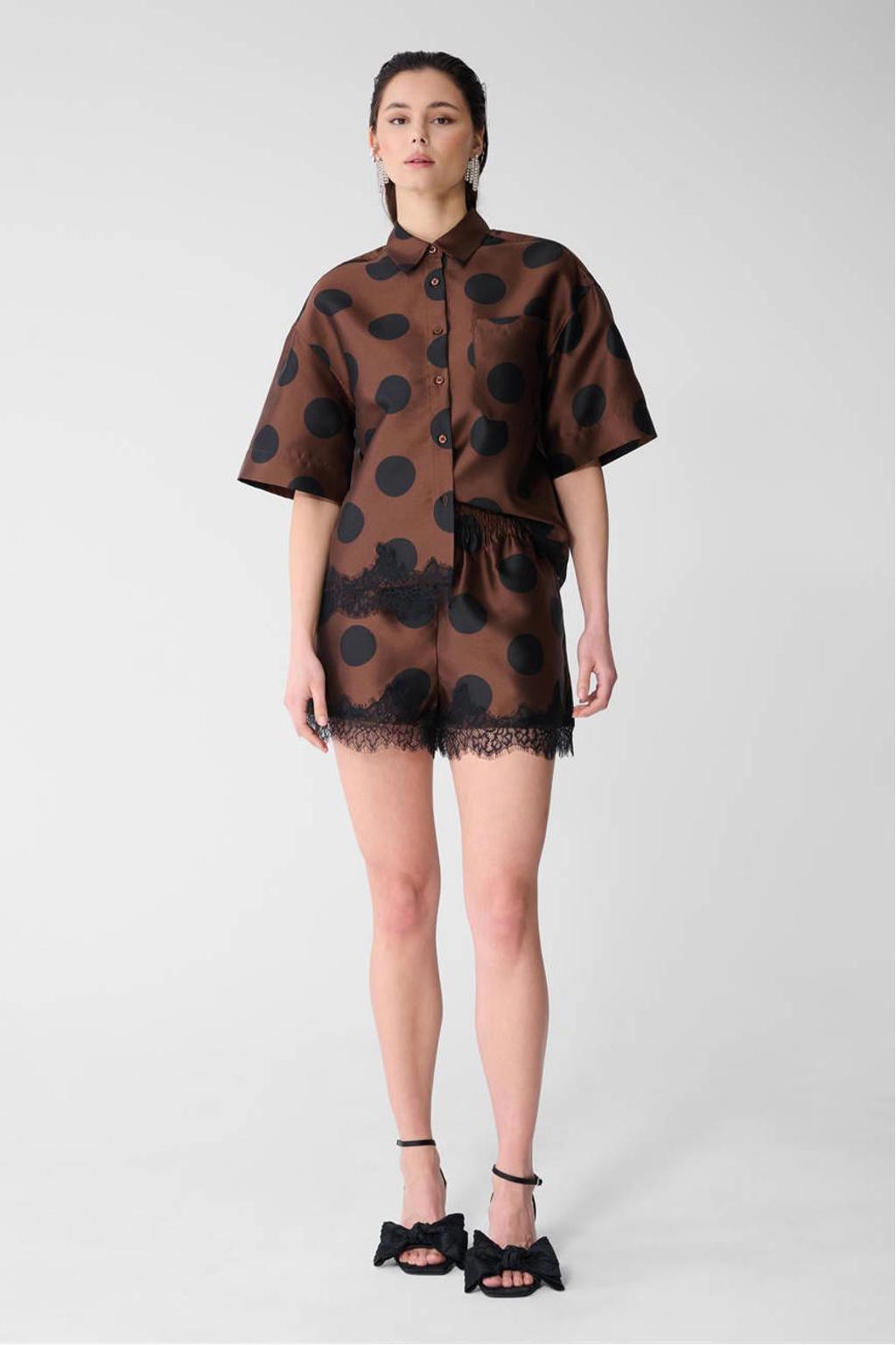 Bruin en zwarte dames Shoeby Studio blouse van polyester met stippenprint, driekwart mouwen, klassieke kraag, knoopsluiting en kant