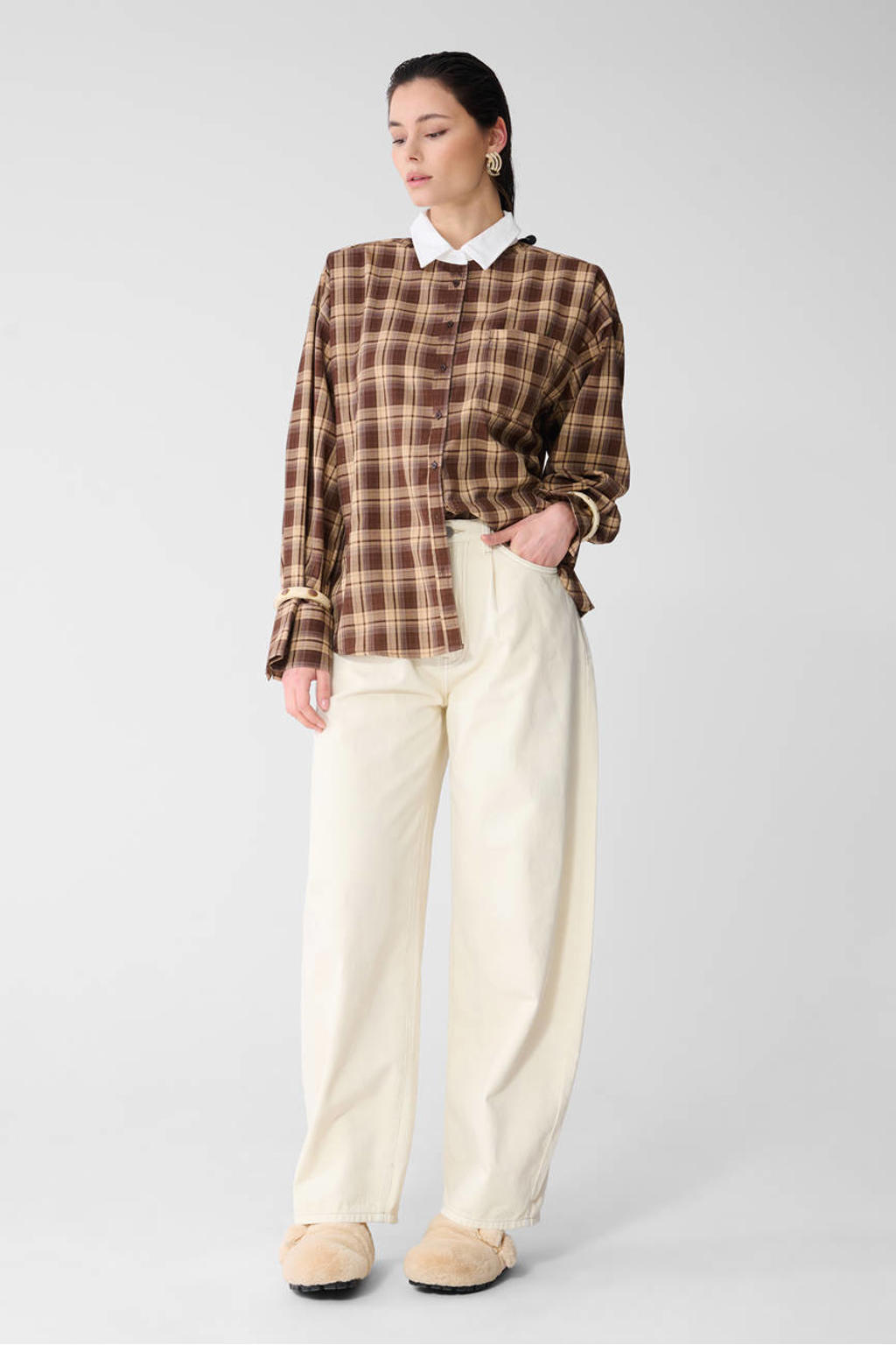 Bruin en ecru dames Shoeby Studio oversized geruite blouse van polyester met lange mouwen, klassieke kraag, knoopsluiting en knoopdetail