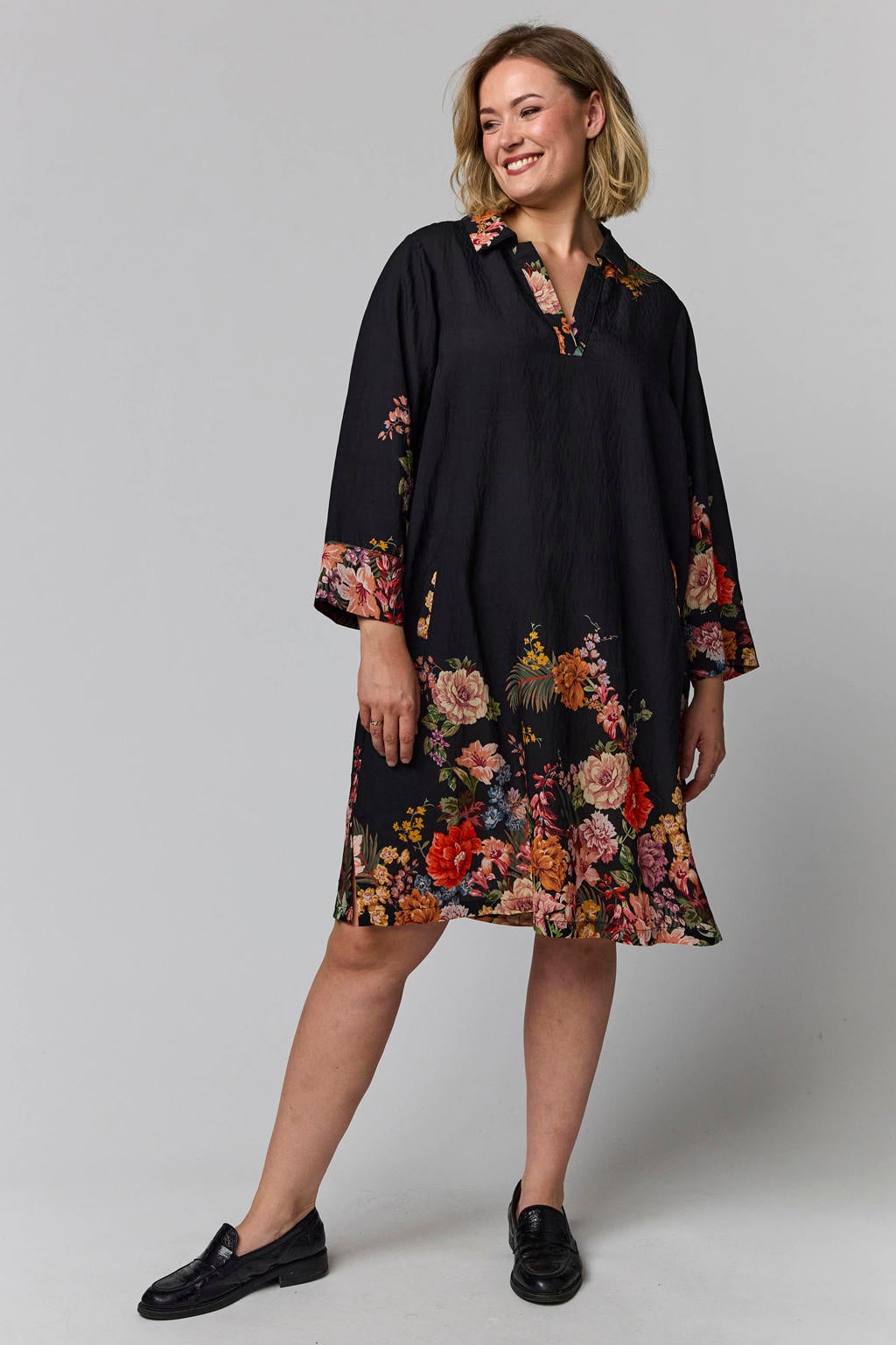 Zwarte dames Gozzip gebloemde korte jurk Plus Size van viscose met driekwart mouwen en klassieke kraag