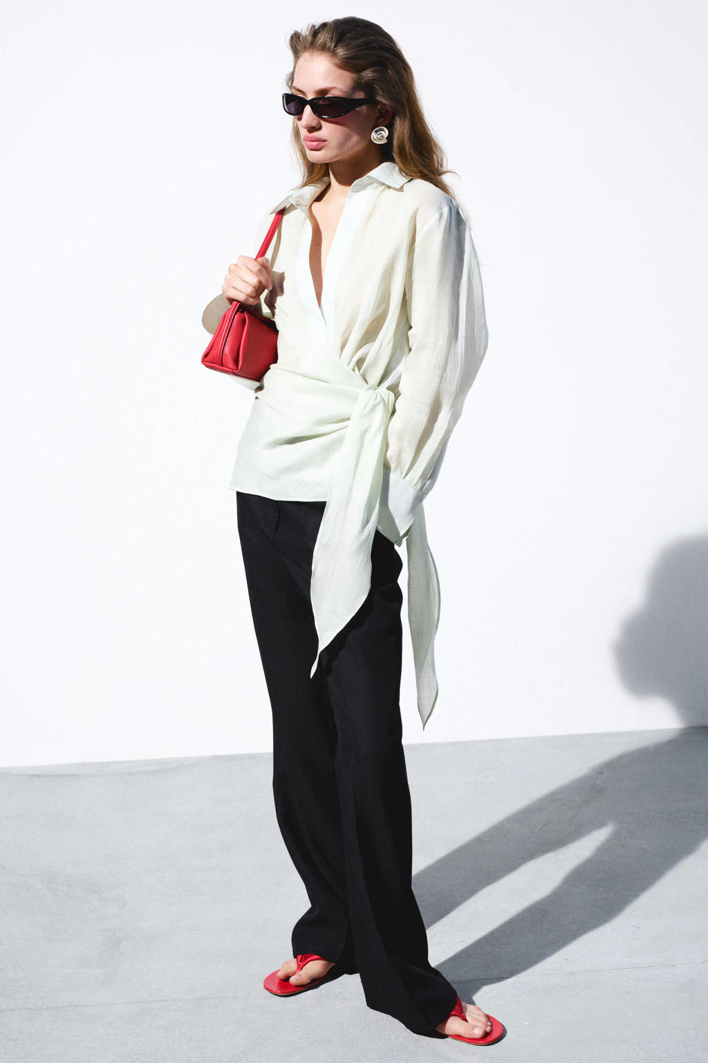 Lichtgroene dames Mango blouse van ramie met effen, lange mouwen, klassieke kraag, knoopsluiting en knoopdetail