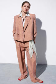thumbnail: Mango cropped blazer met linnen met krijtstreep oudroze