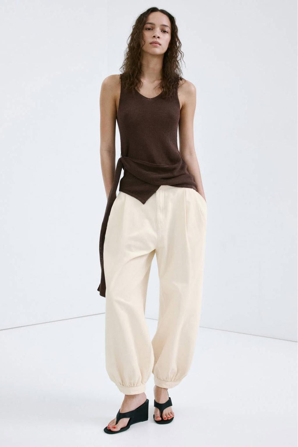 Beige dames Mango balloon jeans van denim met regular waist, rits- en knoopsluiting en effen