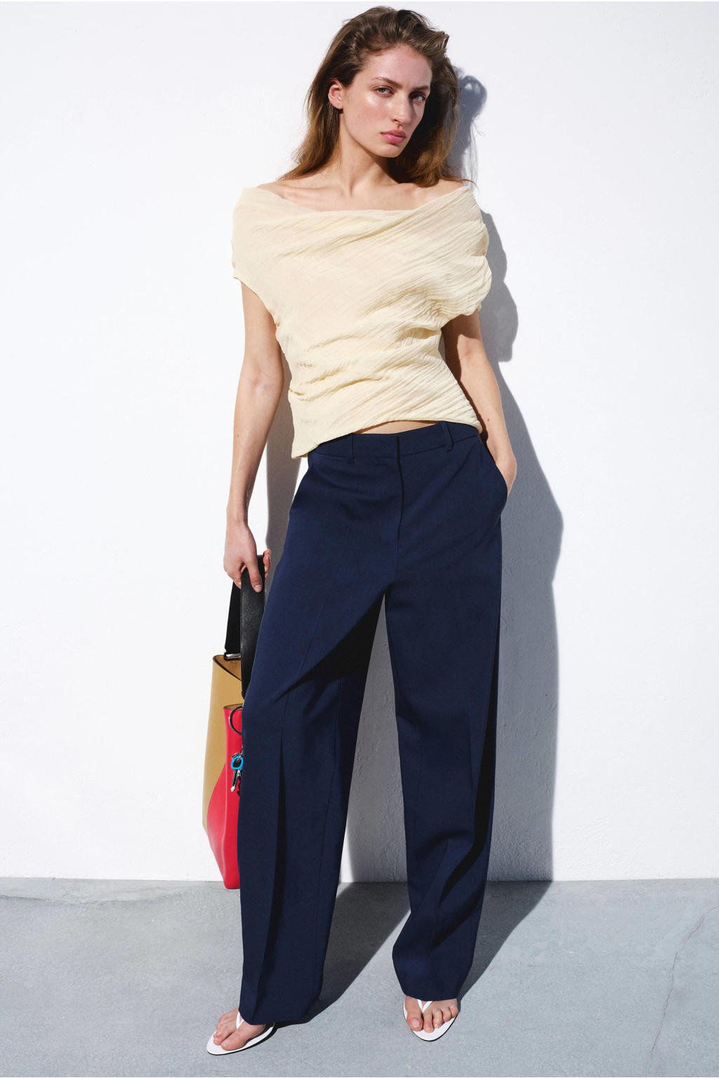 Donkerblauwe dames Mango straight low waist broek van viscose met rits- en knoopsluiting en effen