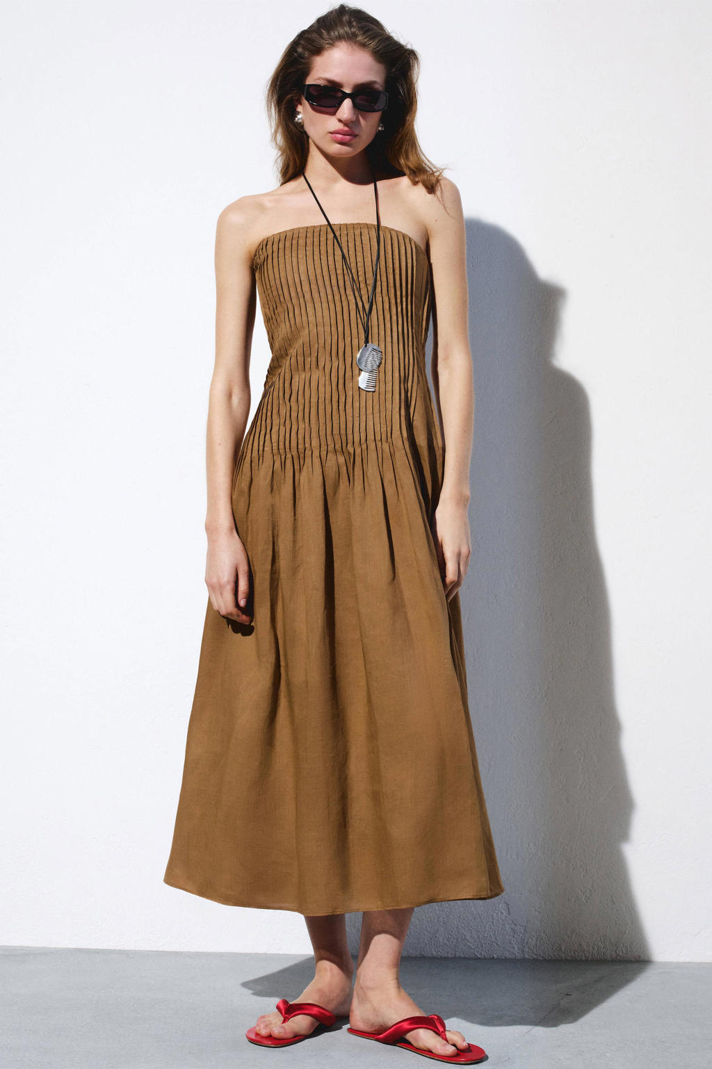 Camelkleurige dames Mango zomerjurk van ramie met effen, strapless hals en elastische tailleband