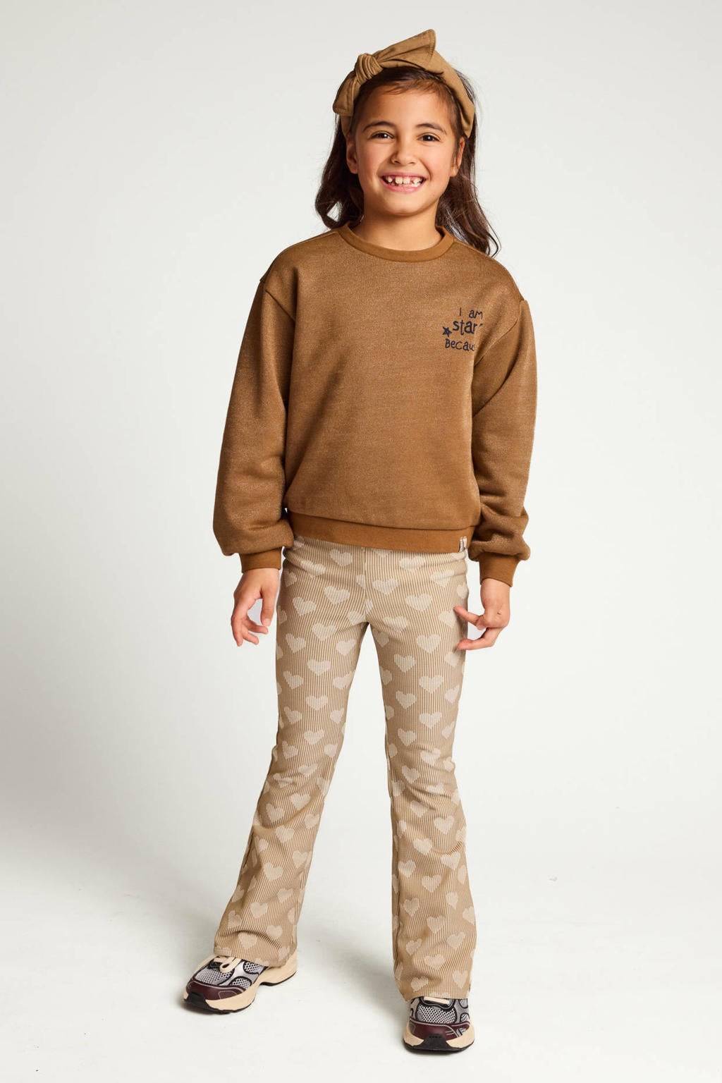 Beige meisjes LOOXS little flared broek van stretchkatoen met regular waist, elastische tailleband en hartjesprint