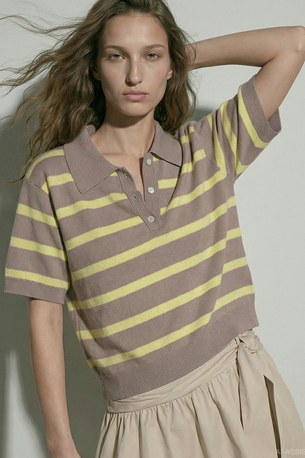 Taupe en gele dames HYPEDROP gestreepte top gebreid van modal met korte mouwen en polo kraag