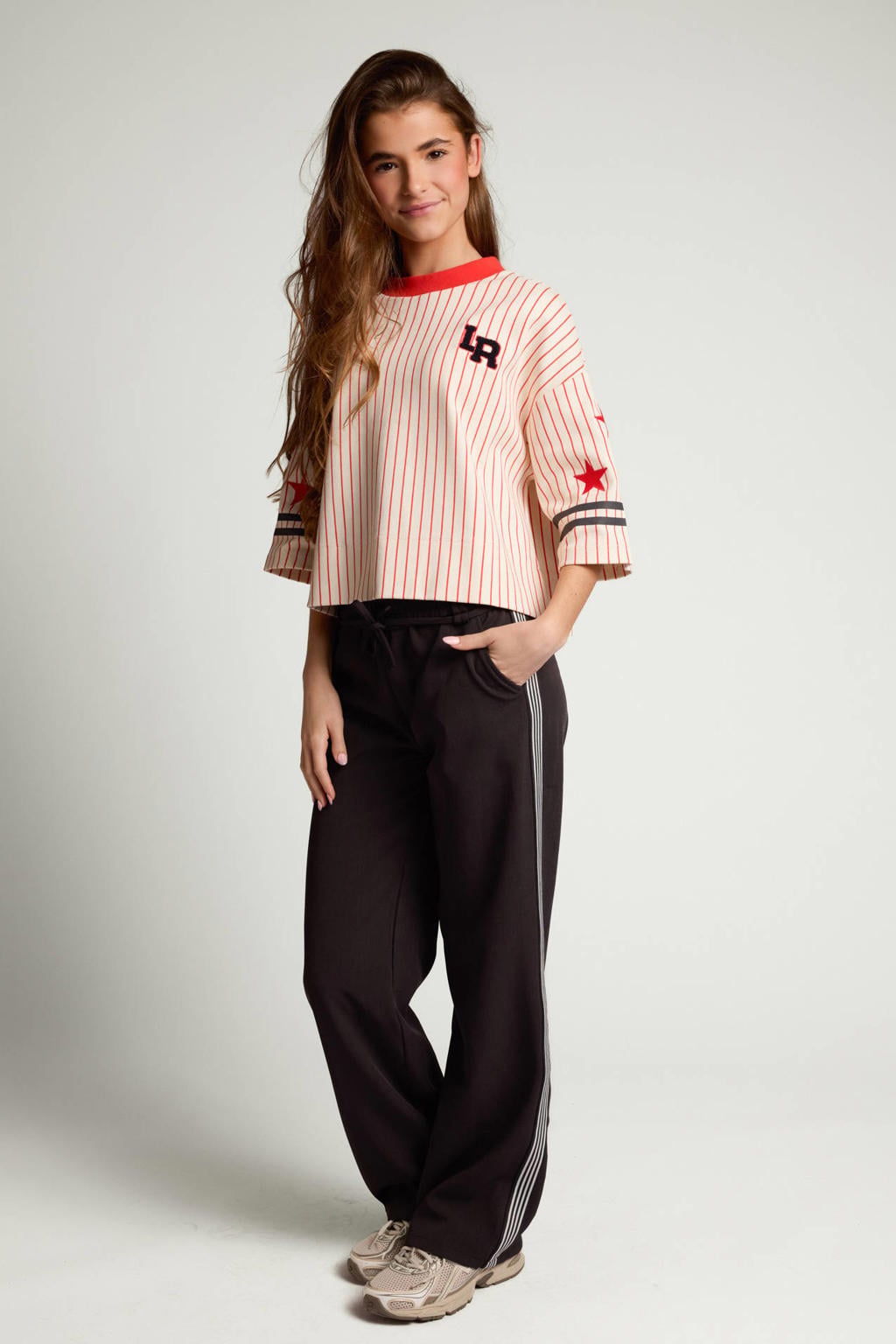 Ecru en rode meisjes LOOXS 10sixteen rechtvallend gestreept T-shirt van stretchkatoen met half lange mouwen, ronde hals en contrast bies