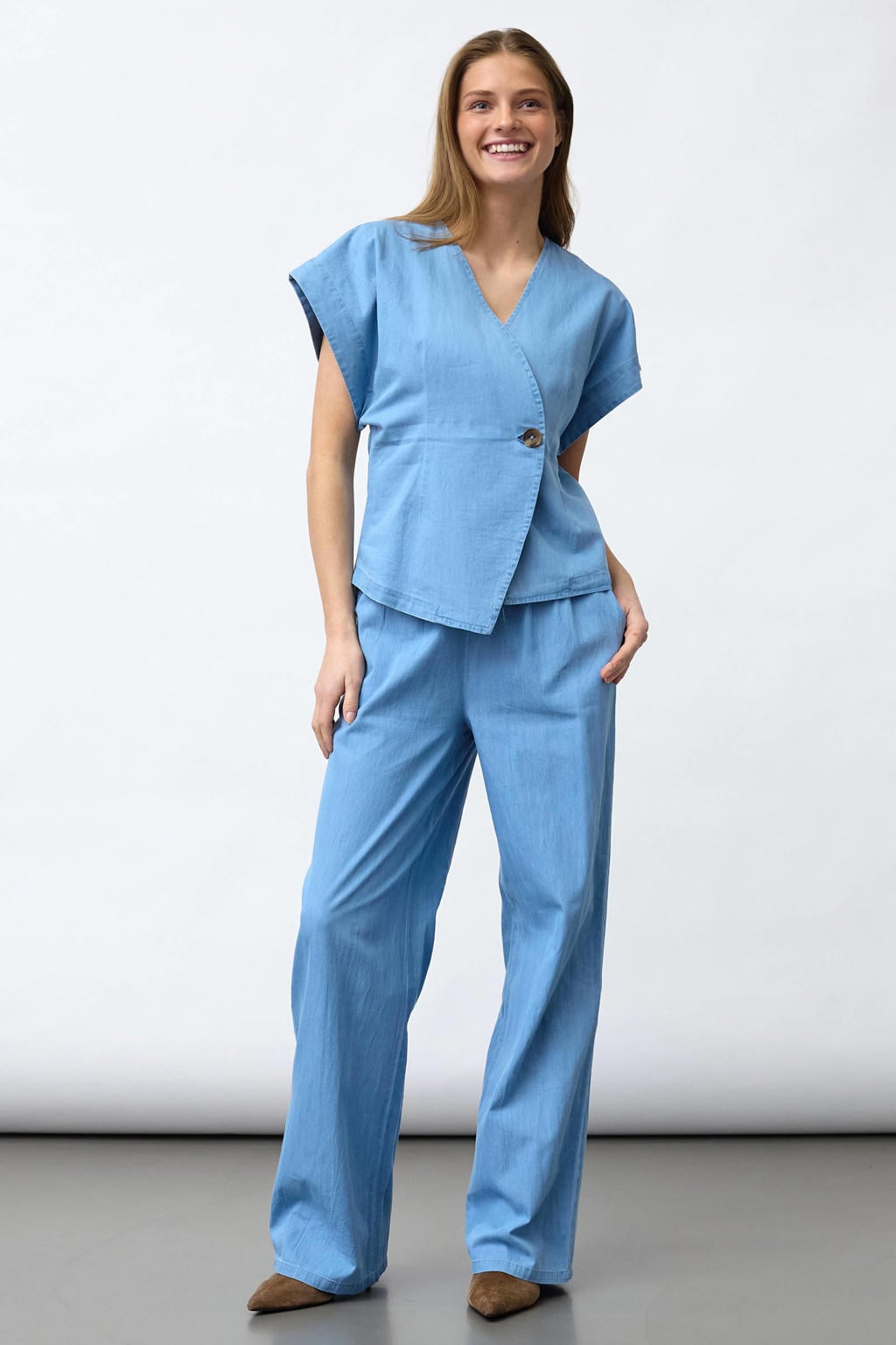 Light blue denim dames SisterS Point top met effen, korte mouwen en V-hals