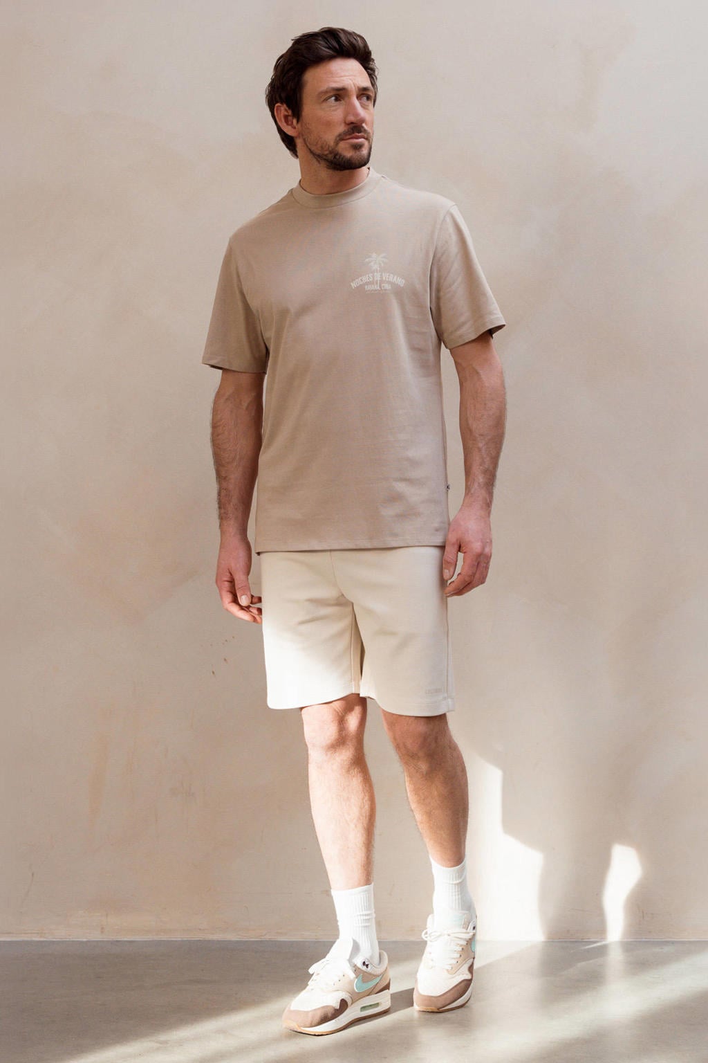 Kultivate regular fit T-shirt met backprint - beige