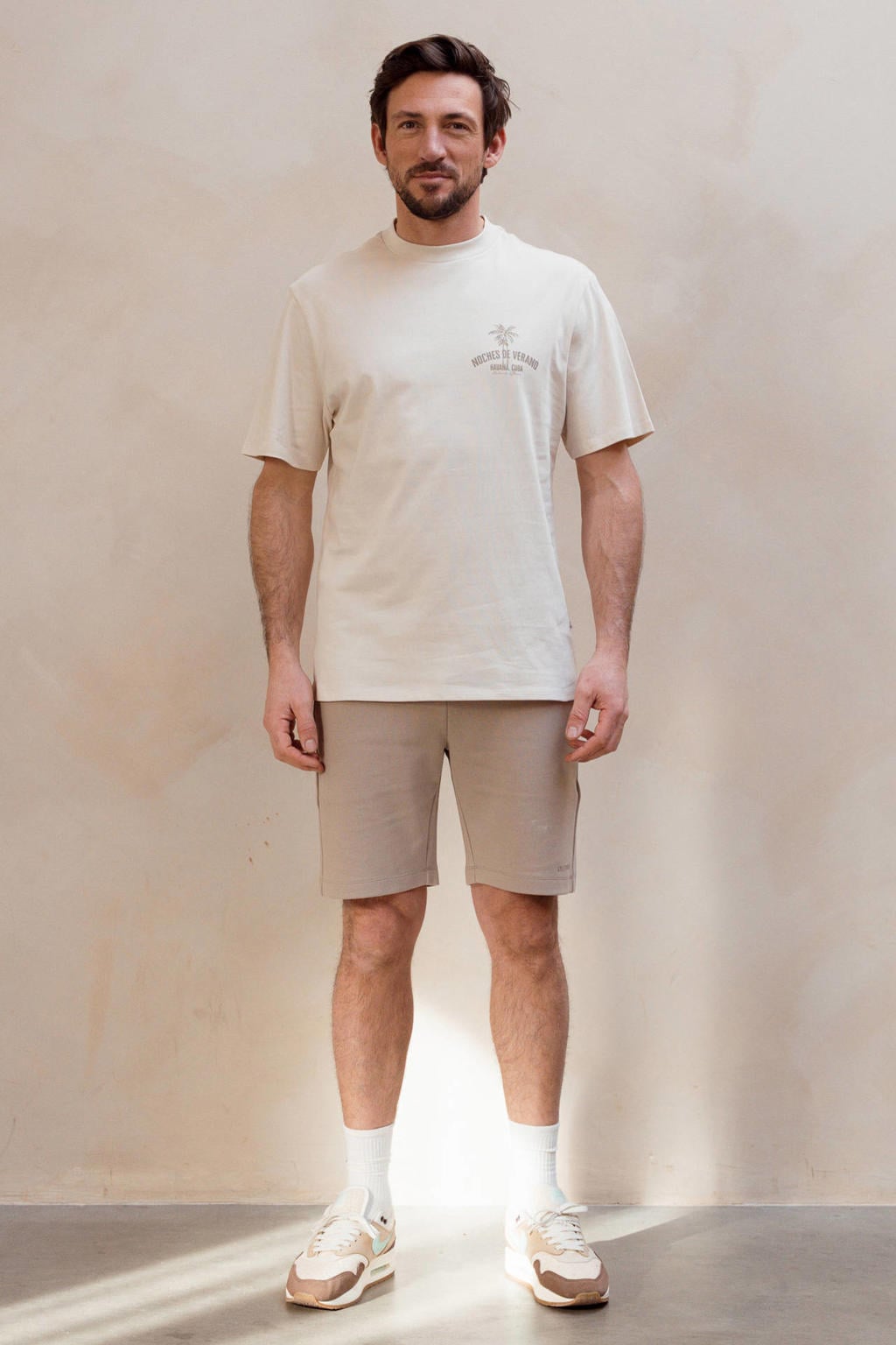 Kultivate regular fit T-shirt met backprint - beige