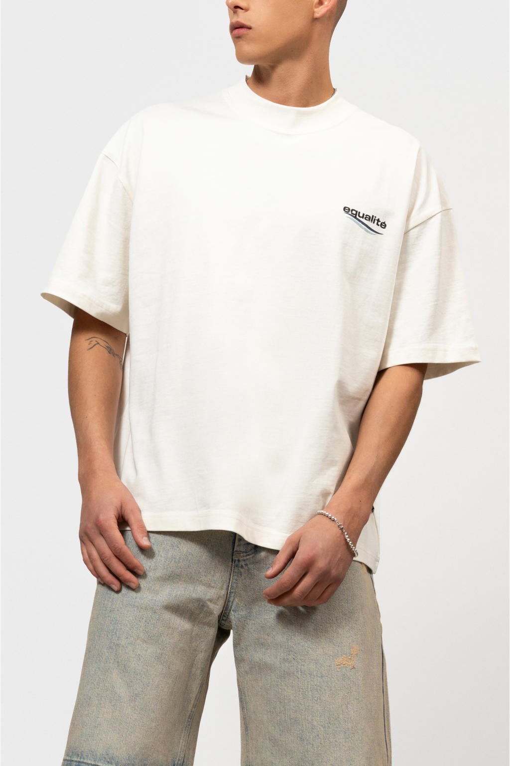 Ecru heren Equalité boxy T-shirt van katoen met backprint, korte mouwen en ronde hals