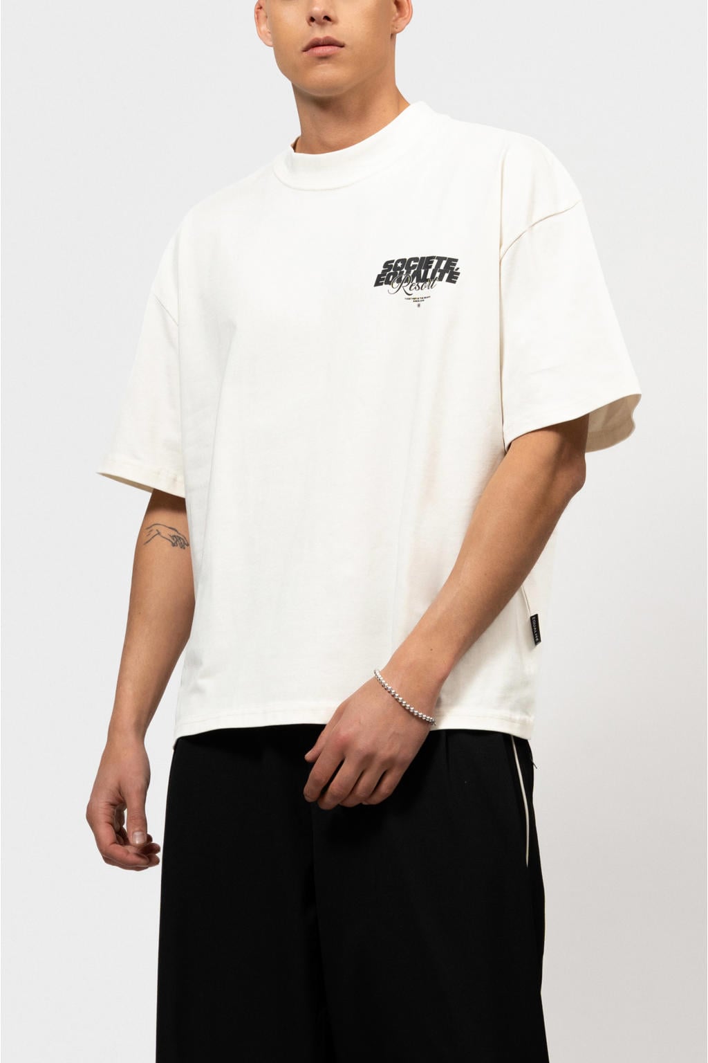 Ecru heren Equalité boxy t-shirt van katoen met backprint, korte mouwen en ronde hals