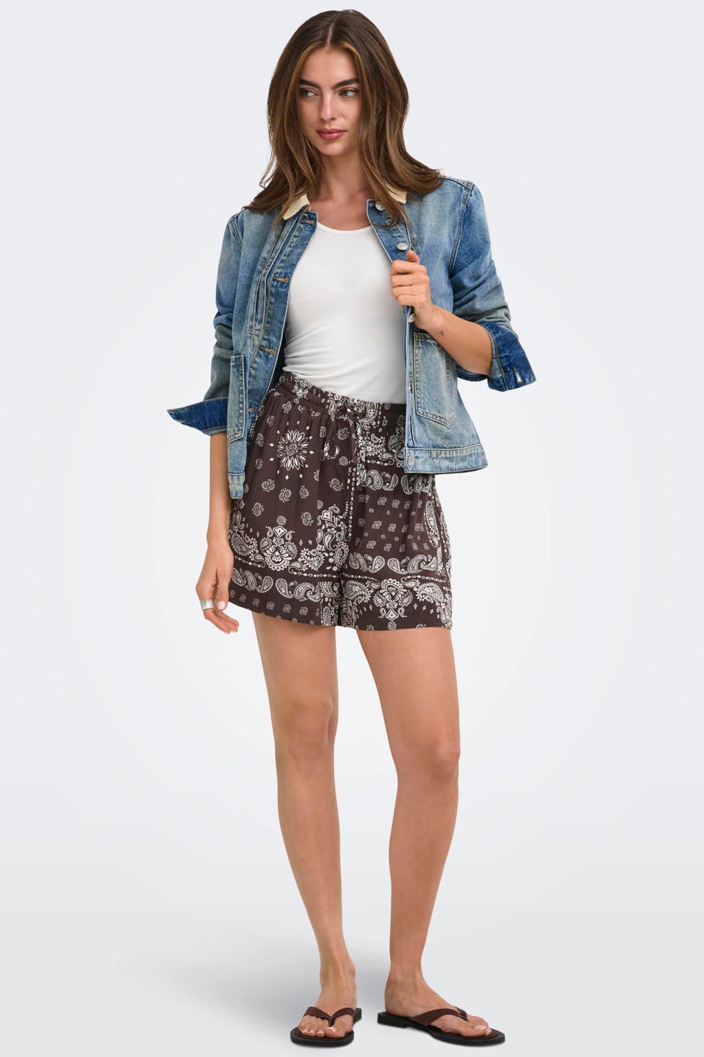 Bruin en witte dames ONLY regular high waist casual short van viscose met elastische tailleband met koord