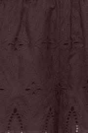 thumbnail: ONLY regular waist casual short broderie donkerrood