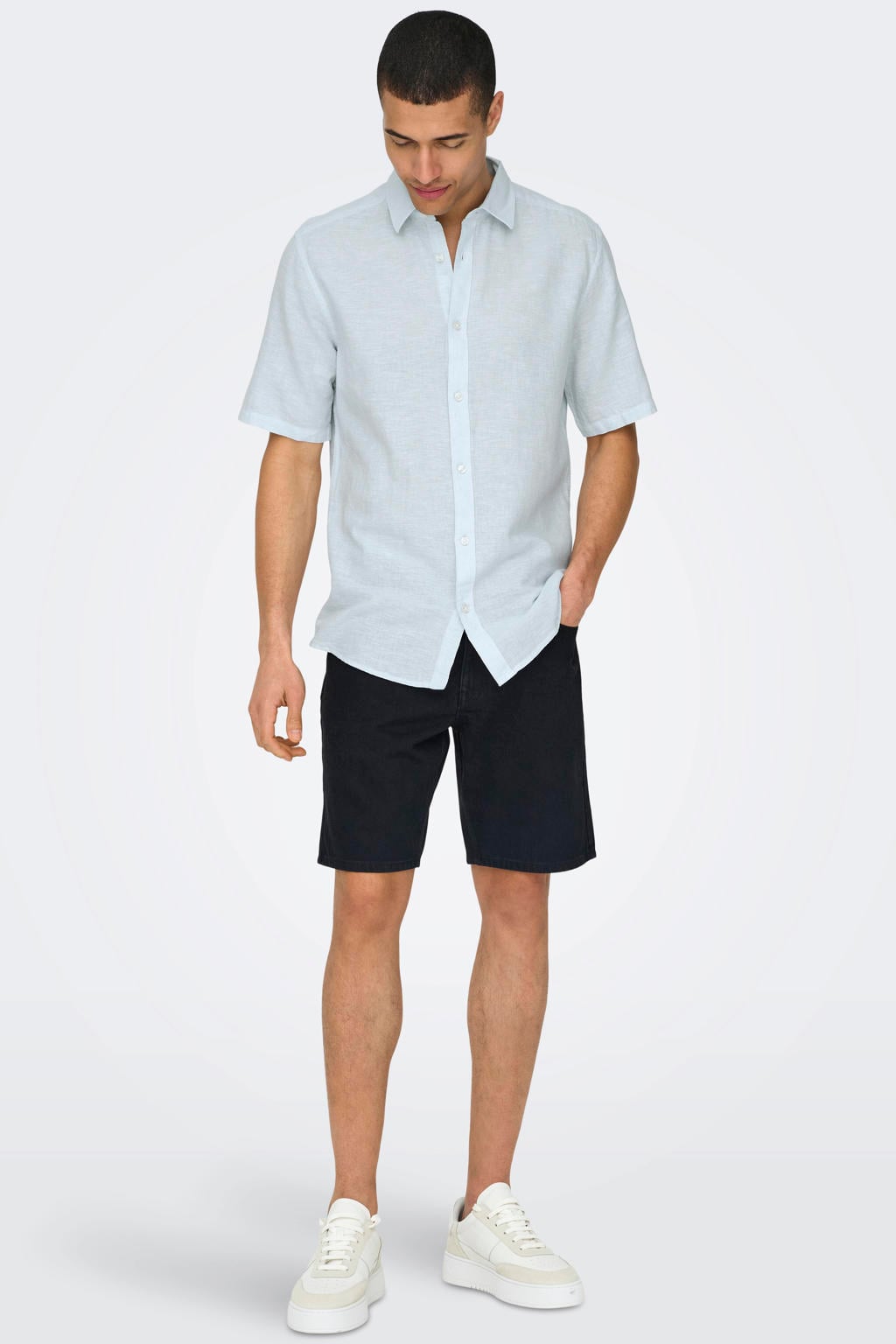 Lichtblauwe heren ONLY & SONS slim casual overhemd van katoenlinnen met effen, korte mouwen en klassieke kraag