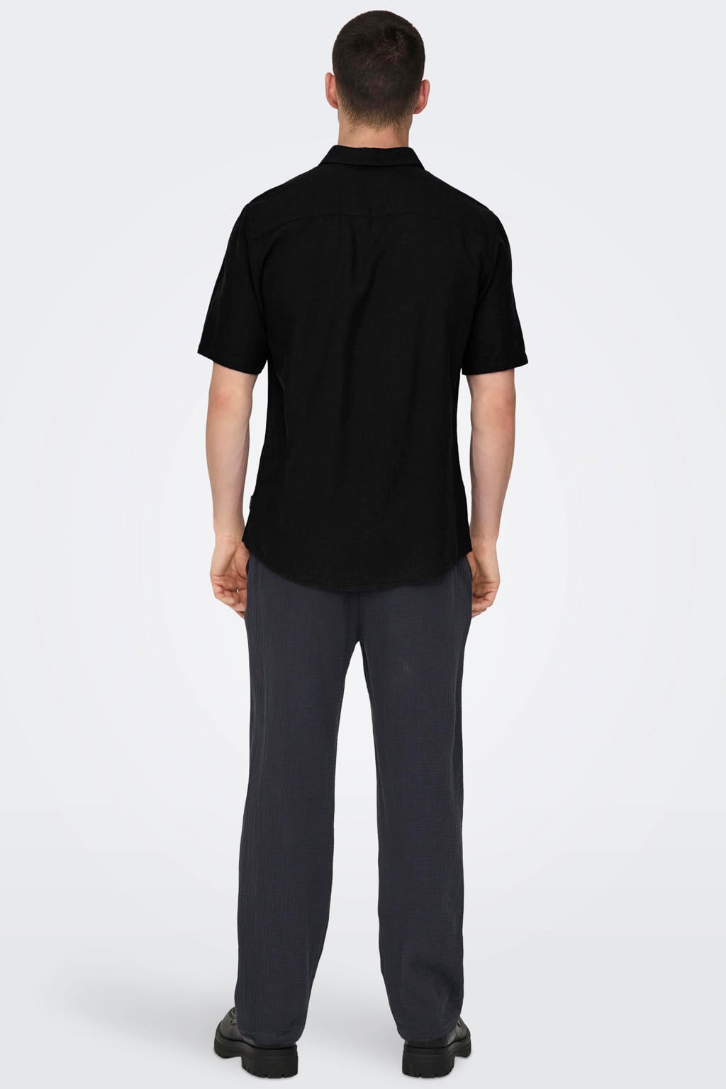 Zwarte heren ONLY & SONS slim casual overhemd van katoenlinnen met effen, korte mouwen en klassieke kraag