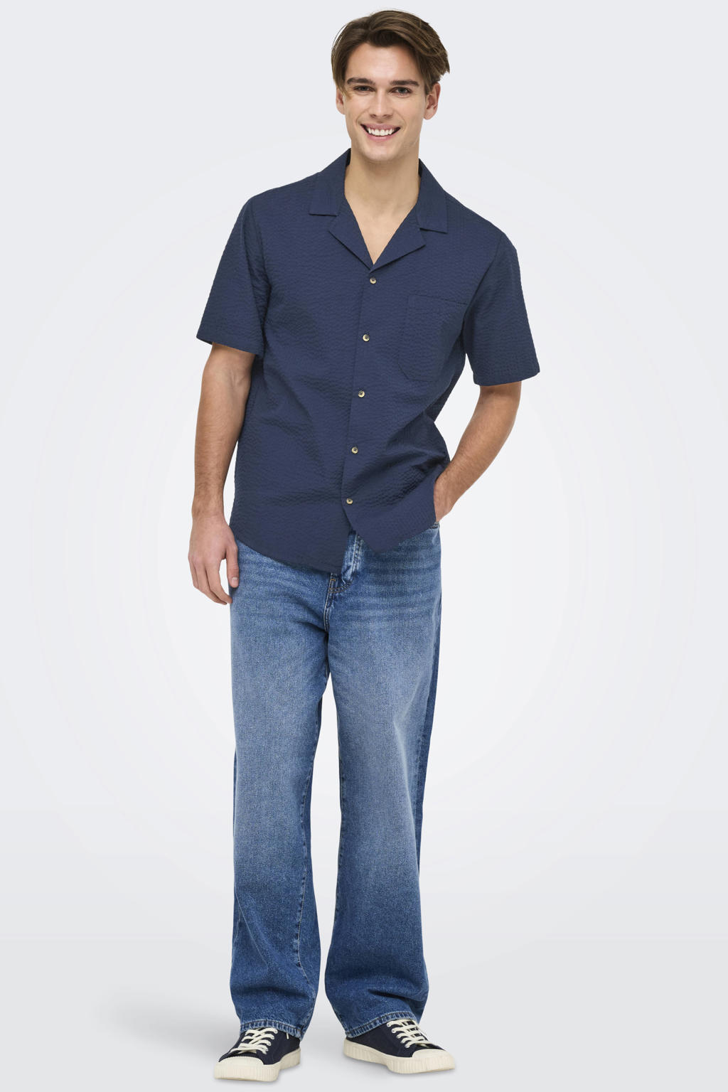Donkerblauwe heren ONLY & SONS relaxed casual seersucker overhemd van katoen met effen, korte mouwen, reverskraag en knoopsluiting