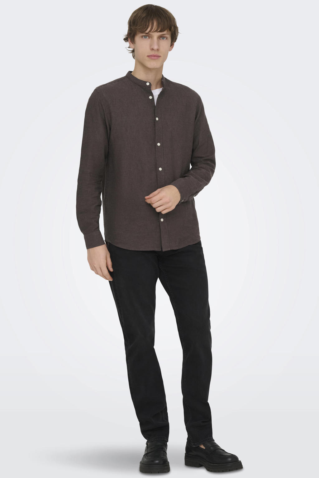 Bruine heren ONLY & SONS slim casual overhemd van katoenlinnen met melée print, lange mouwen, mao kraag en geweven detail