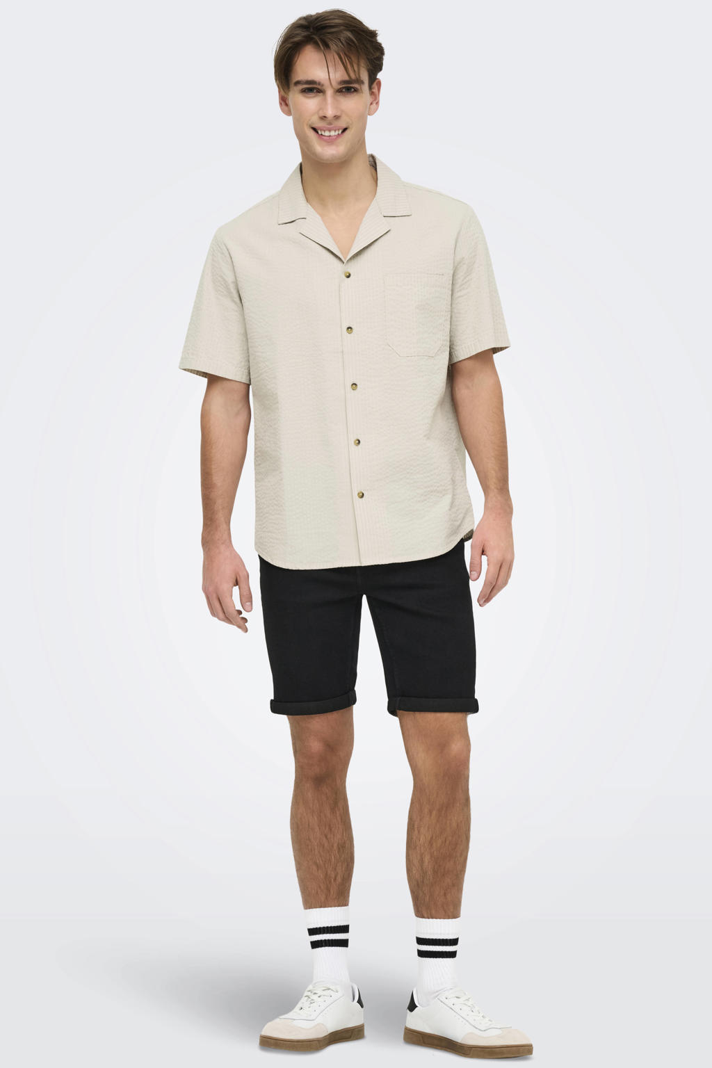 Beige heren ONLY & SONS relaxed casual seersucker overhemd van katoen met effen, korte mouwen, reverskraag en knoopsluiting