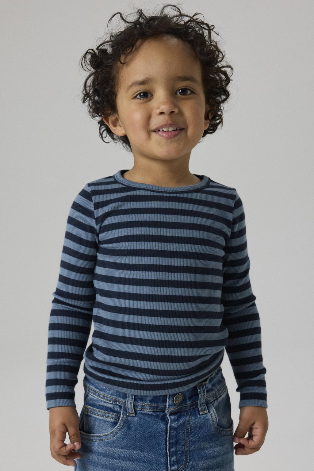 Donkerblauwe jongens en meisjes NAME IT MINI slim fit gestreepte longsleeve van stretchkatoen met lange mouwen, ronde hals en gebreide details