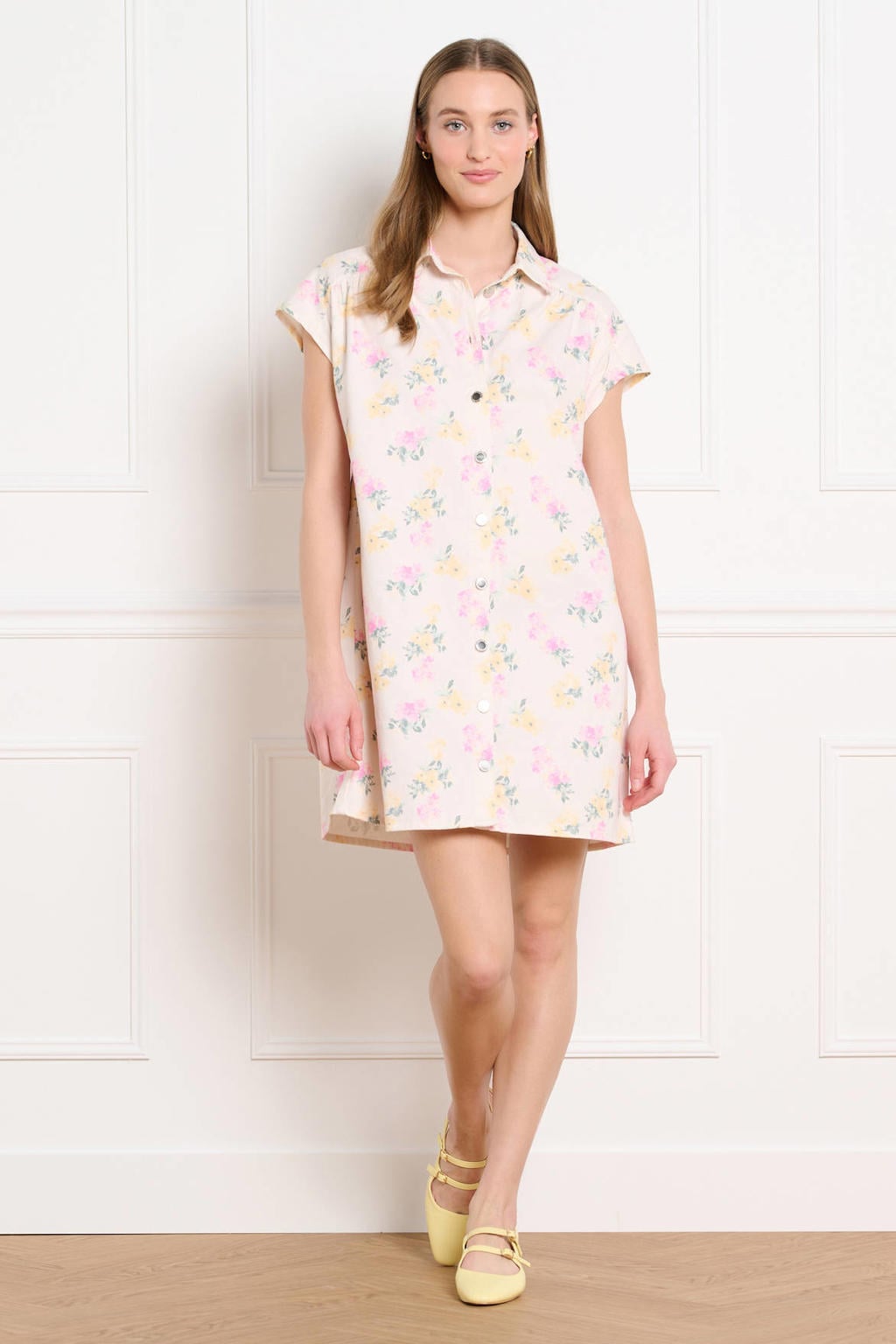 Ecru, geel en groene dames LOLALIZA gebloemde blousejurk van denim met korte mouwen, klassieke kraag en knoopsluiting