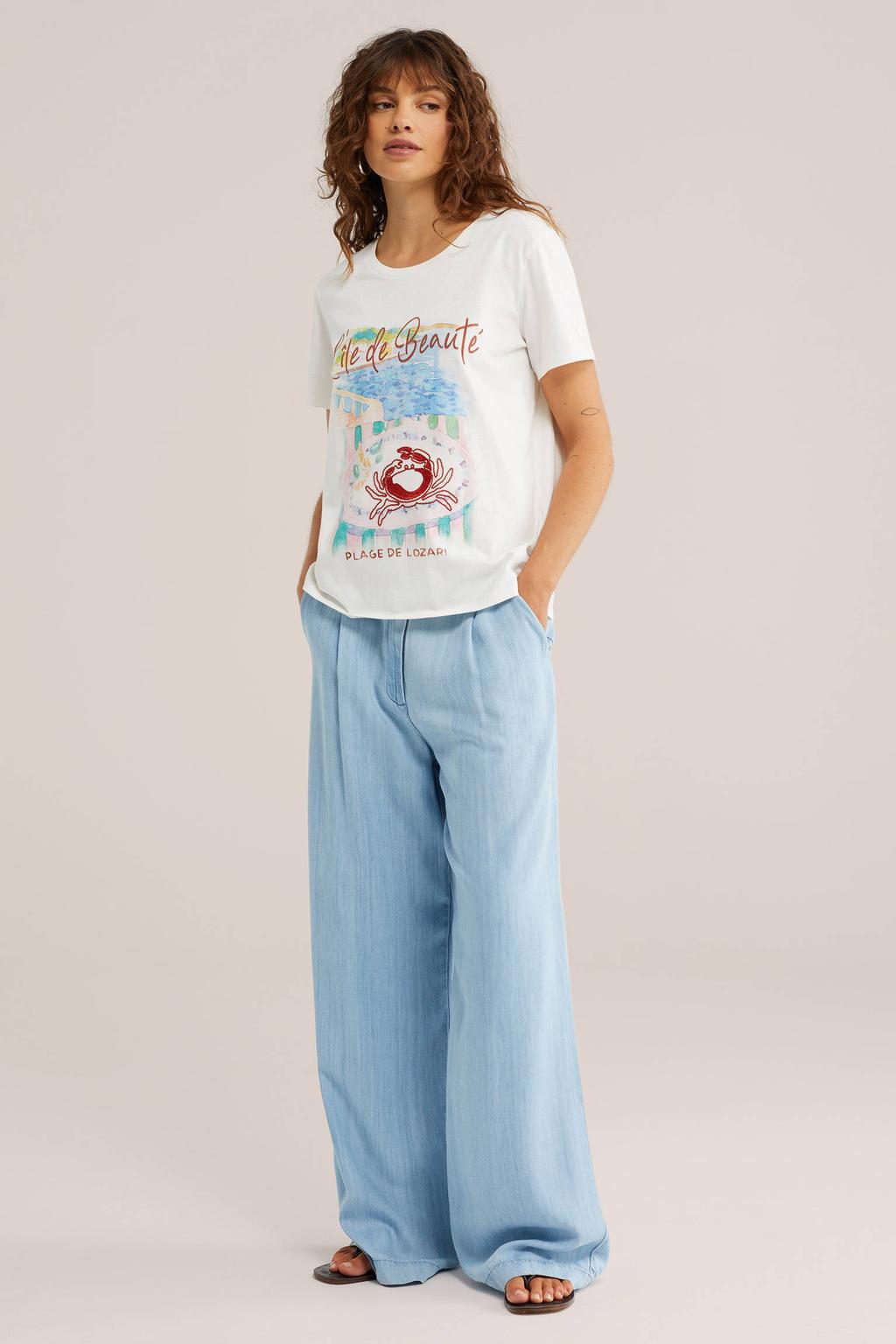 Wit, blauw en rode dames WE Fashion T-shirt van katoen met printopdruk, korte mouwen, ronde hals en borduursels