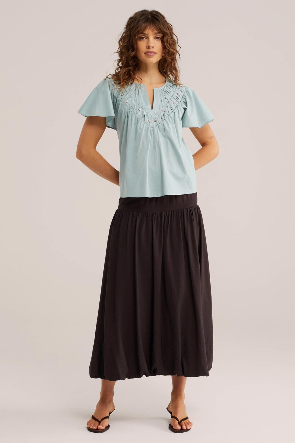 Lichtblauwe dames WE Fashion top met effen, driekwart mouwen, V-hals en sierstenen