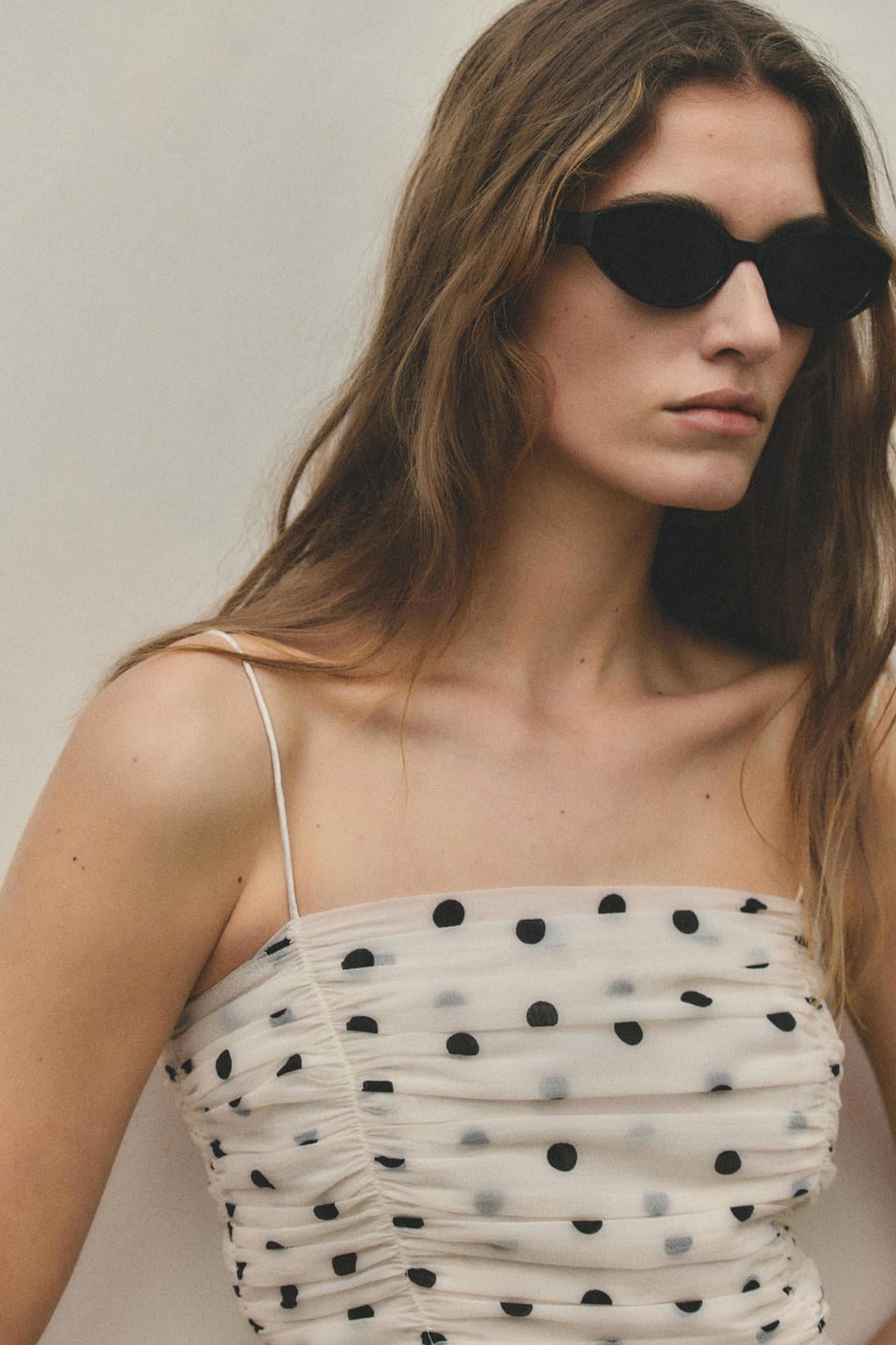 Ecru en zwarte dames Mango cropped top van polyester met stippenprint, spaghettibandjes, vierkante hals en mesh