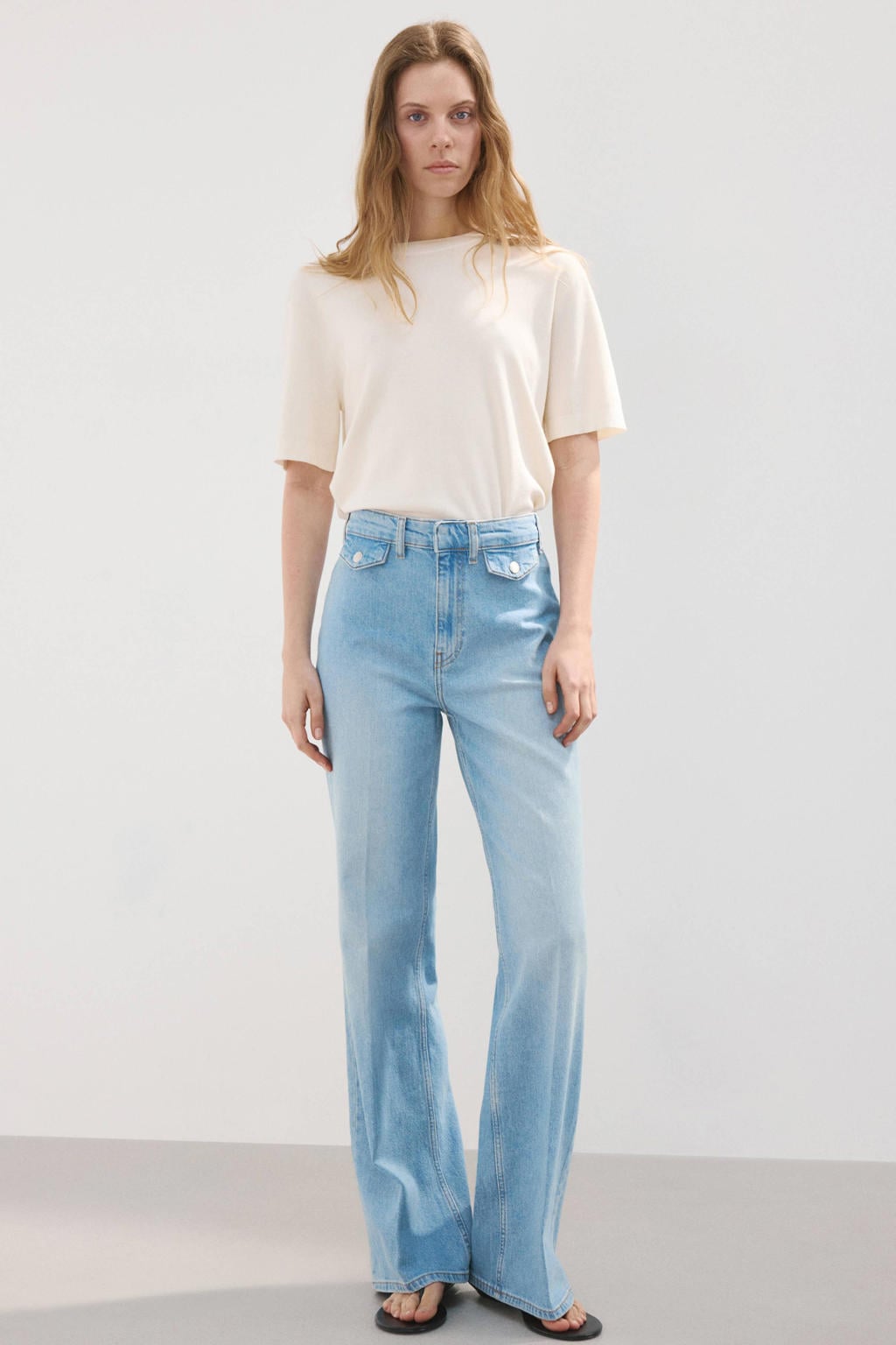 Light blue denim dames Mango flared jeans van denim met regular waist, rits, haak- en knoopsluiting en effen
