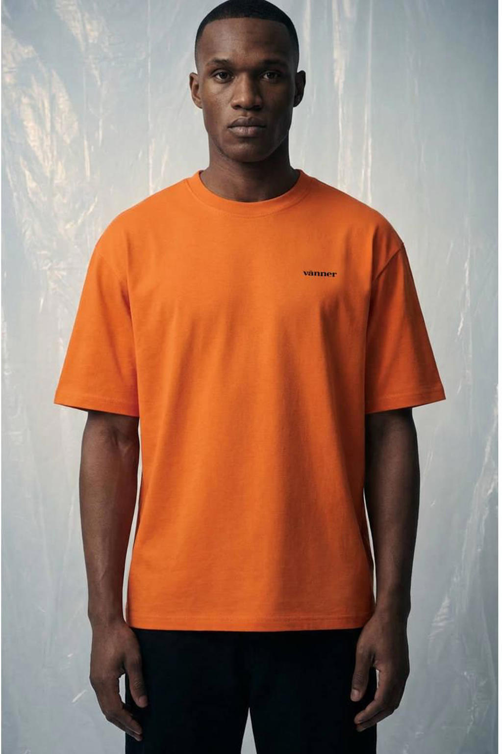 Oranje heren Vänner relaxed T-shirt van sweat materiaal met backprint, korte mouwen en ronde hals