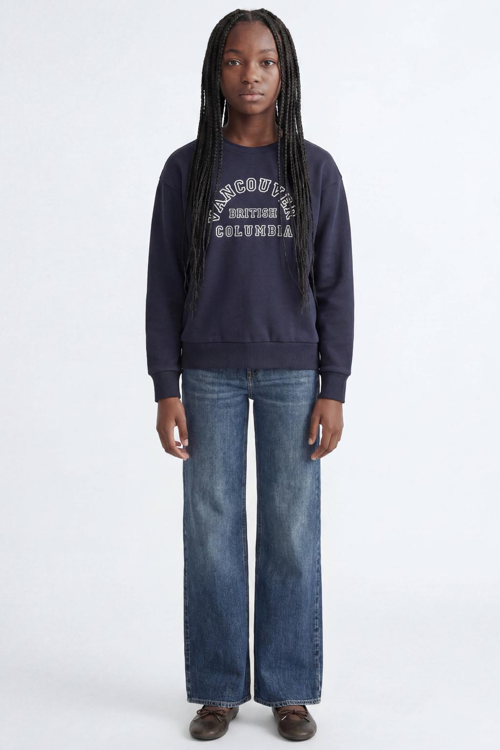 Donkerblauwe meisjes JJXX GIRL sweater met tekst print, lange mouwen, ronde hals en geribde boorden