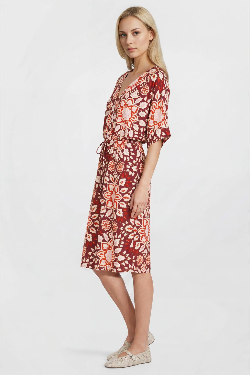 Donkerrood, rood en ecru dames Geisha viscose gebloemde midi zomerjurk met half lange mouwen en V-hals