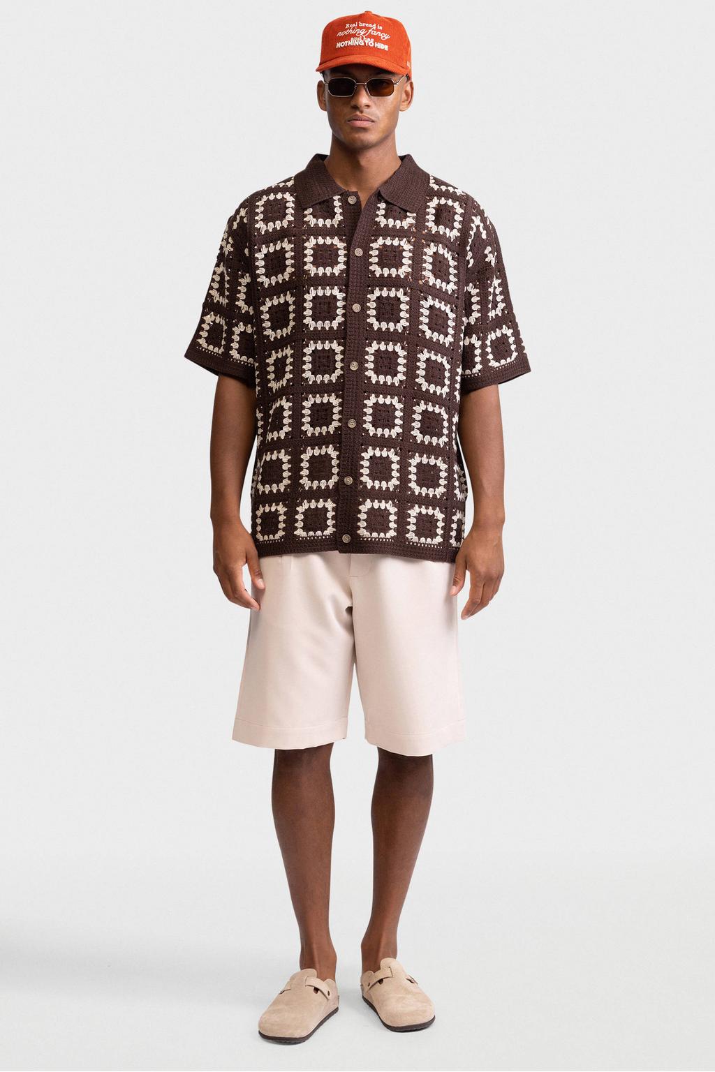 Bruine heren Redefined Rebel loose casual overhemd crochet van acryl met korte mouwen, klassieke kraag en knoopsluiting