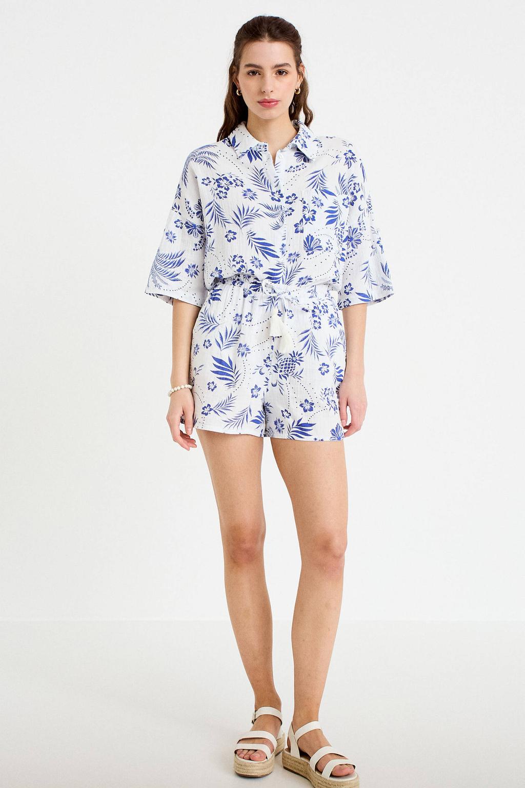 Wit en blauwe dames Cache Cache katoenen gebloemde short met straight fit, regular waist en elastische tailleband met koord