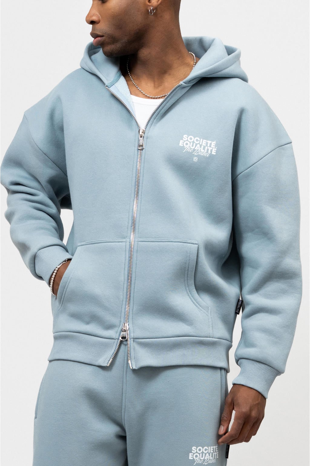 Lichtblauwe heren Equalité sweatvest met backprint, lange mouwen, capuchon, ritssluiting en geribde boorden