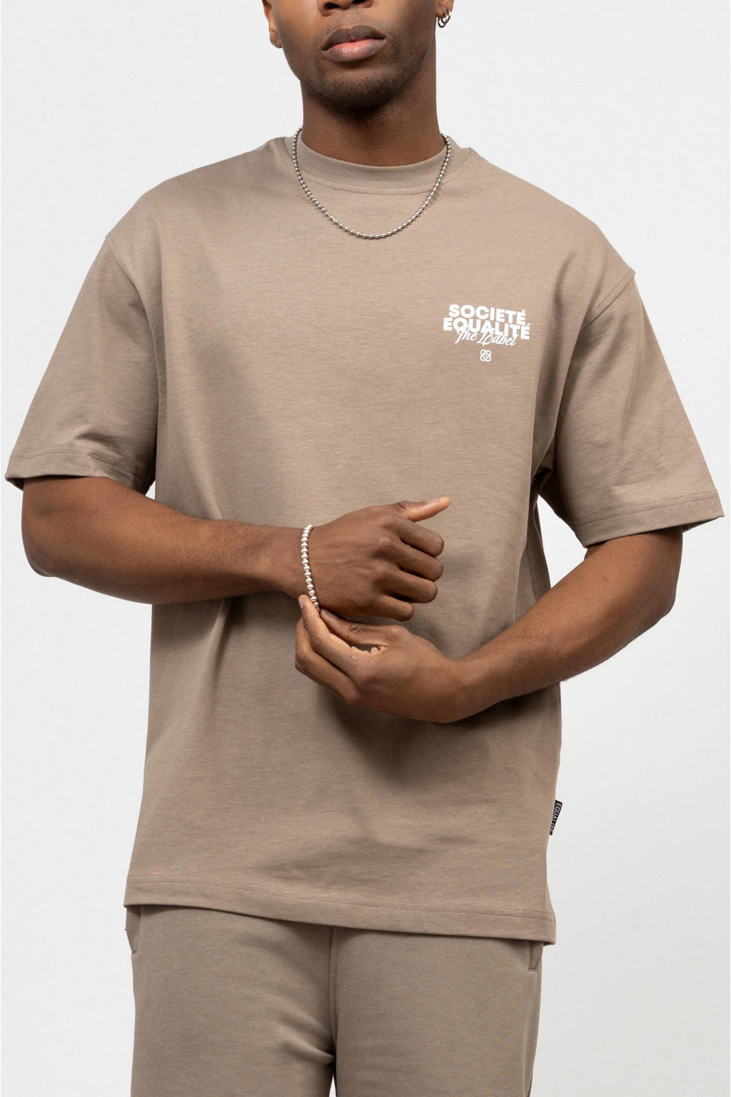 Lichtbruine heren Equalité oversized T-shirt van katoen met backprint, korte mouwen en ronde hals