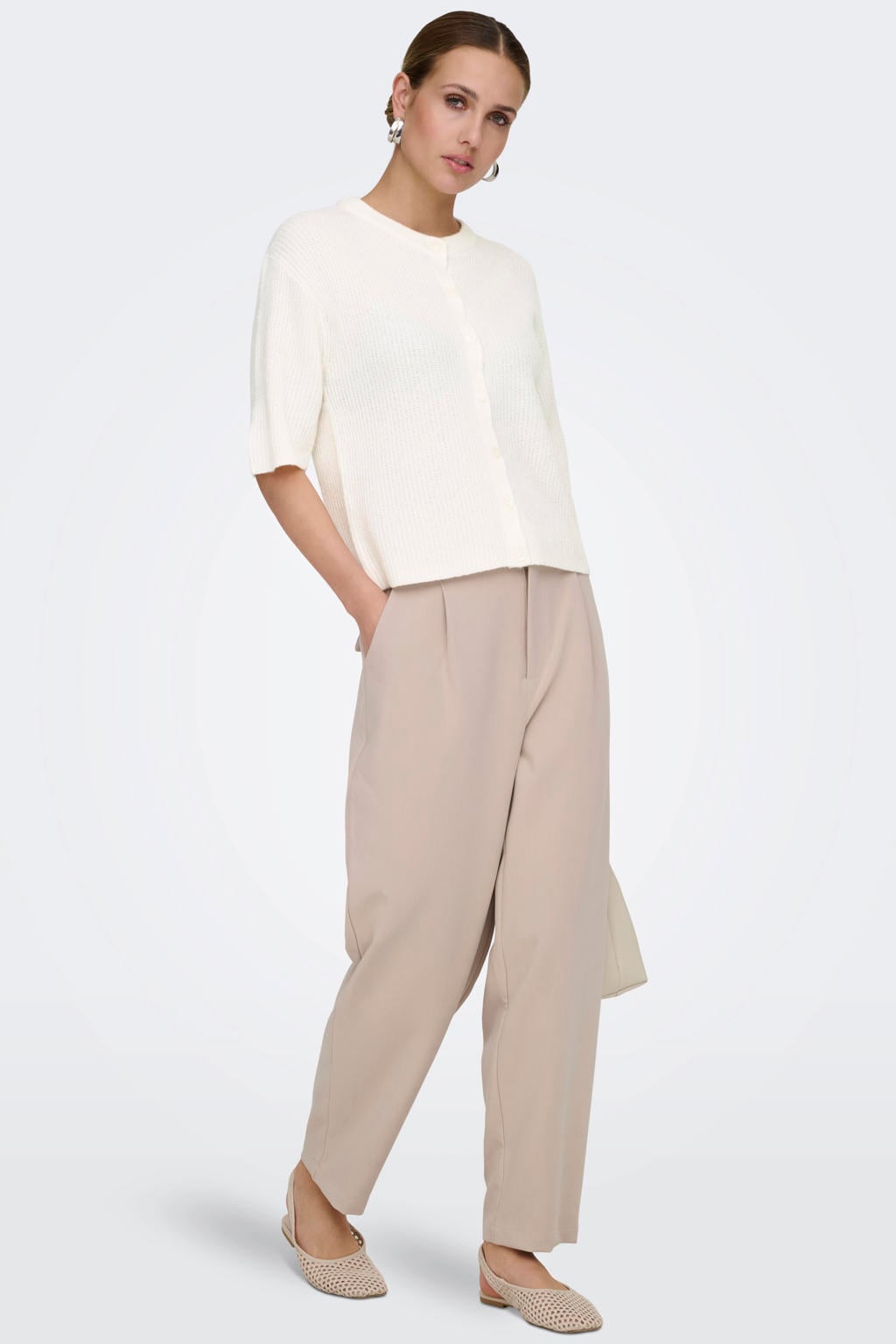 Ecru dames JDY rechtvallend gebreid vest met effen, korte mouwen, ronde hals en knoopsluiting