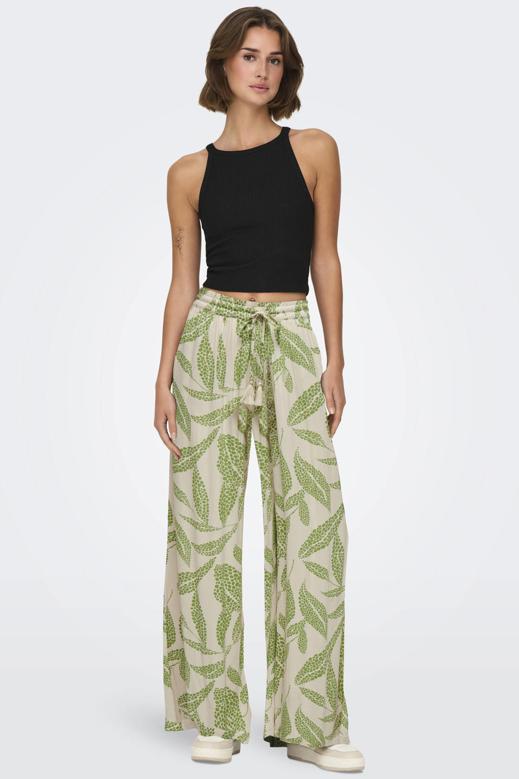 Ecru en groene dames JDY wide leg regular waist casual broek van viscose met elastische tailleband met koord en bladprint