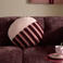 NOUS Living Lourdes rond gestreept sierkussen 50x50 cm - lichtroze/bordeauxrood