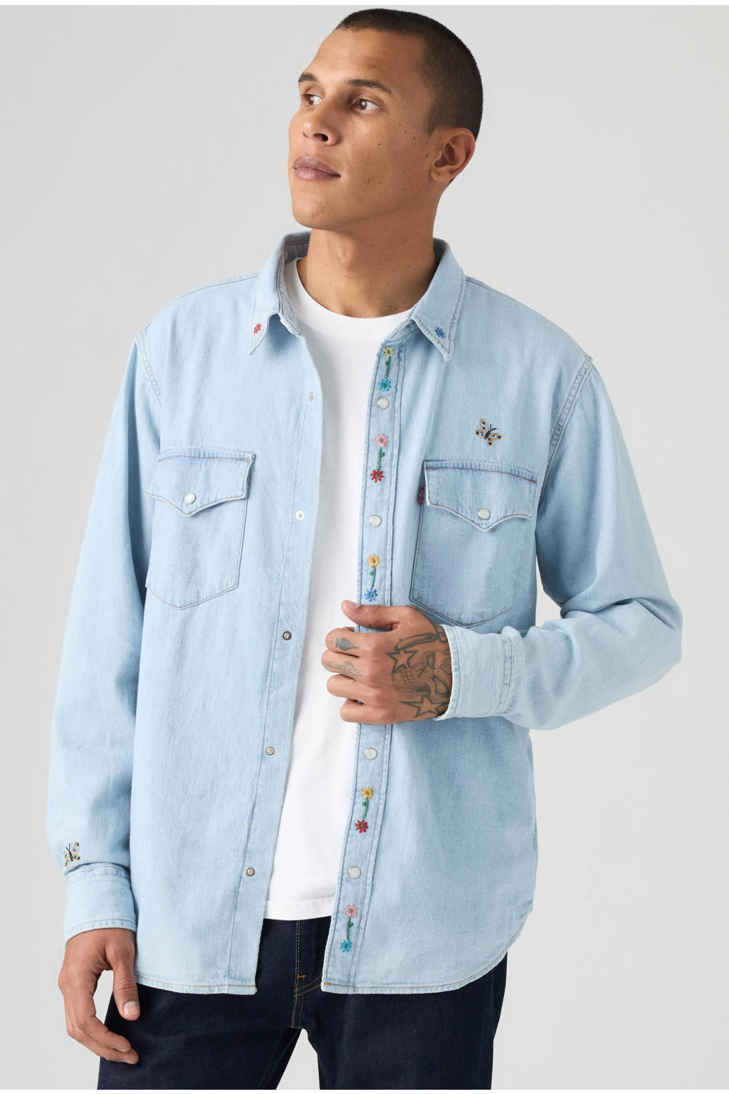 Light blue denim heren Levi's relaxed casual overhemd van denim met effen, lange mouwen, klassieke kraag, drukknoopsluiting en borduursels