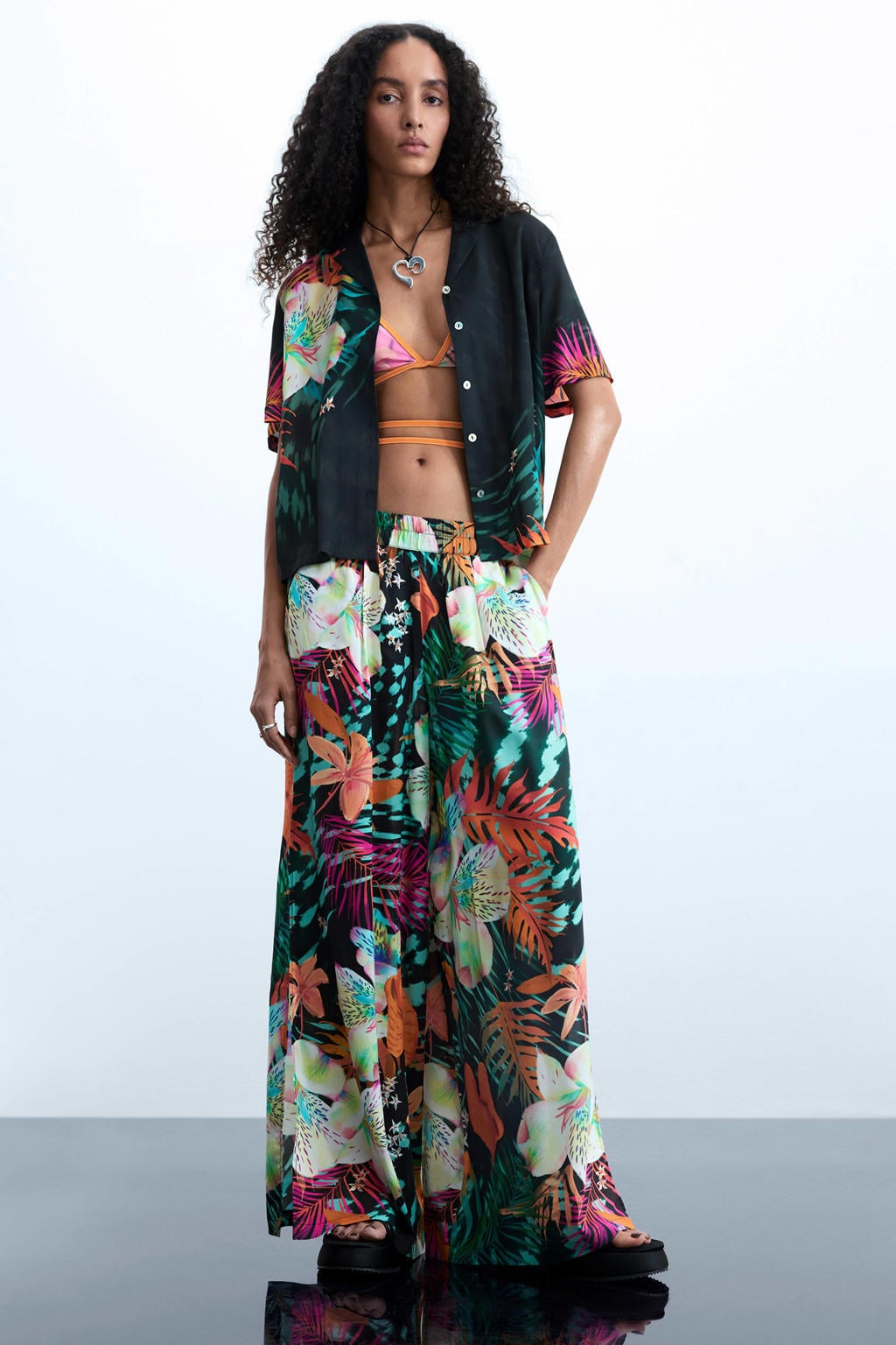Zwart en groene dames Desigual regular waist gebloemde broek van viscose met loose fit en elastische tailleband