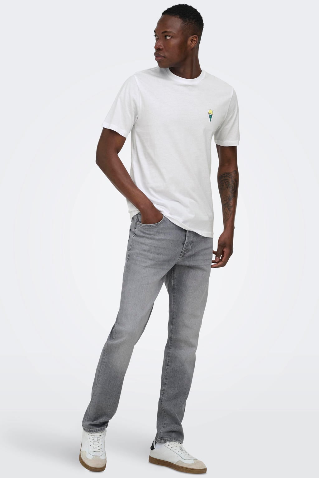 Witte heren ONLY & SONS regular T-shirt van katoen met effen, korte mouwen, ronde hals en borduursels