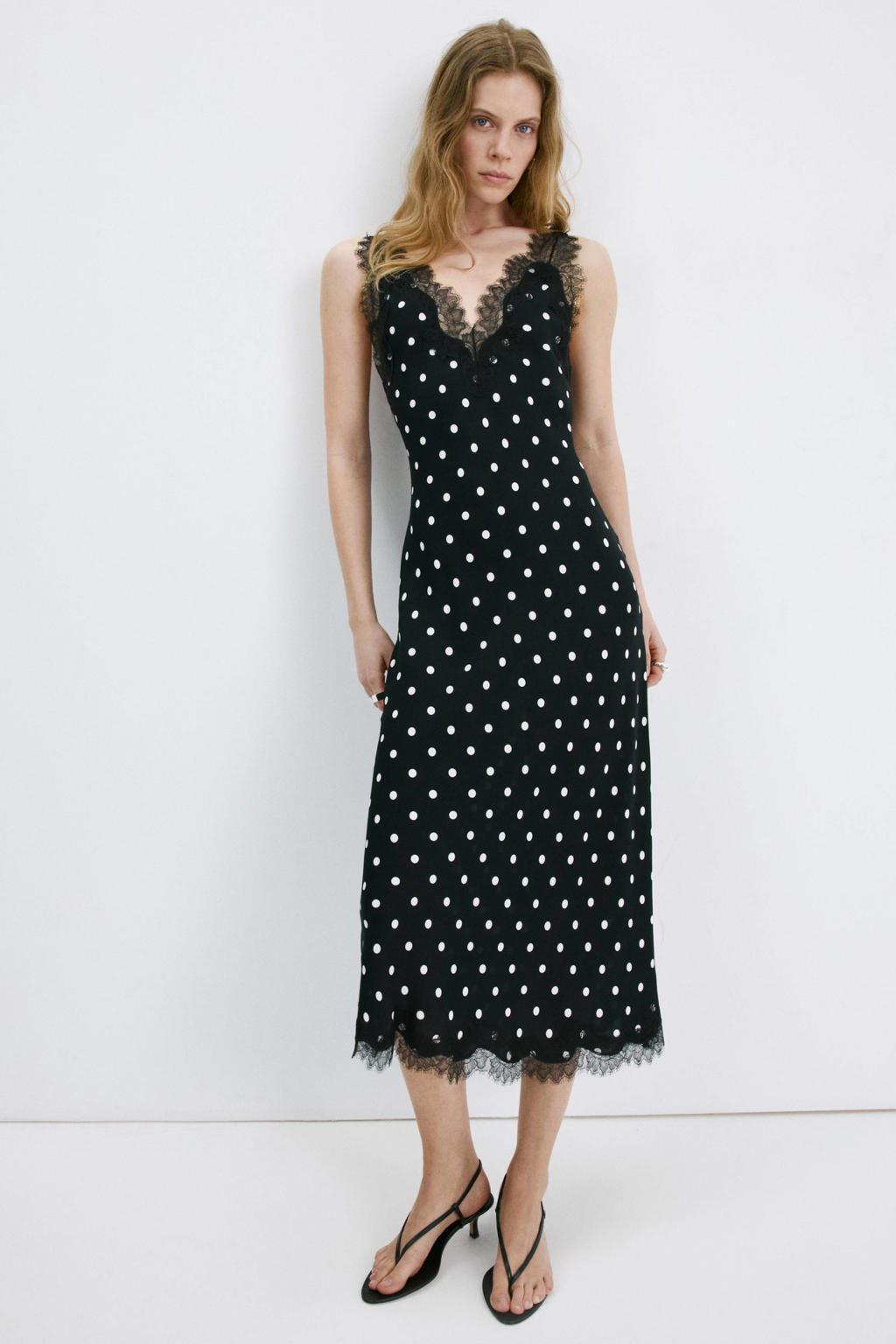 Zwart en witte dames Mango zomerjurk van viscose met stippenprint, V-hals en kant
