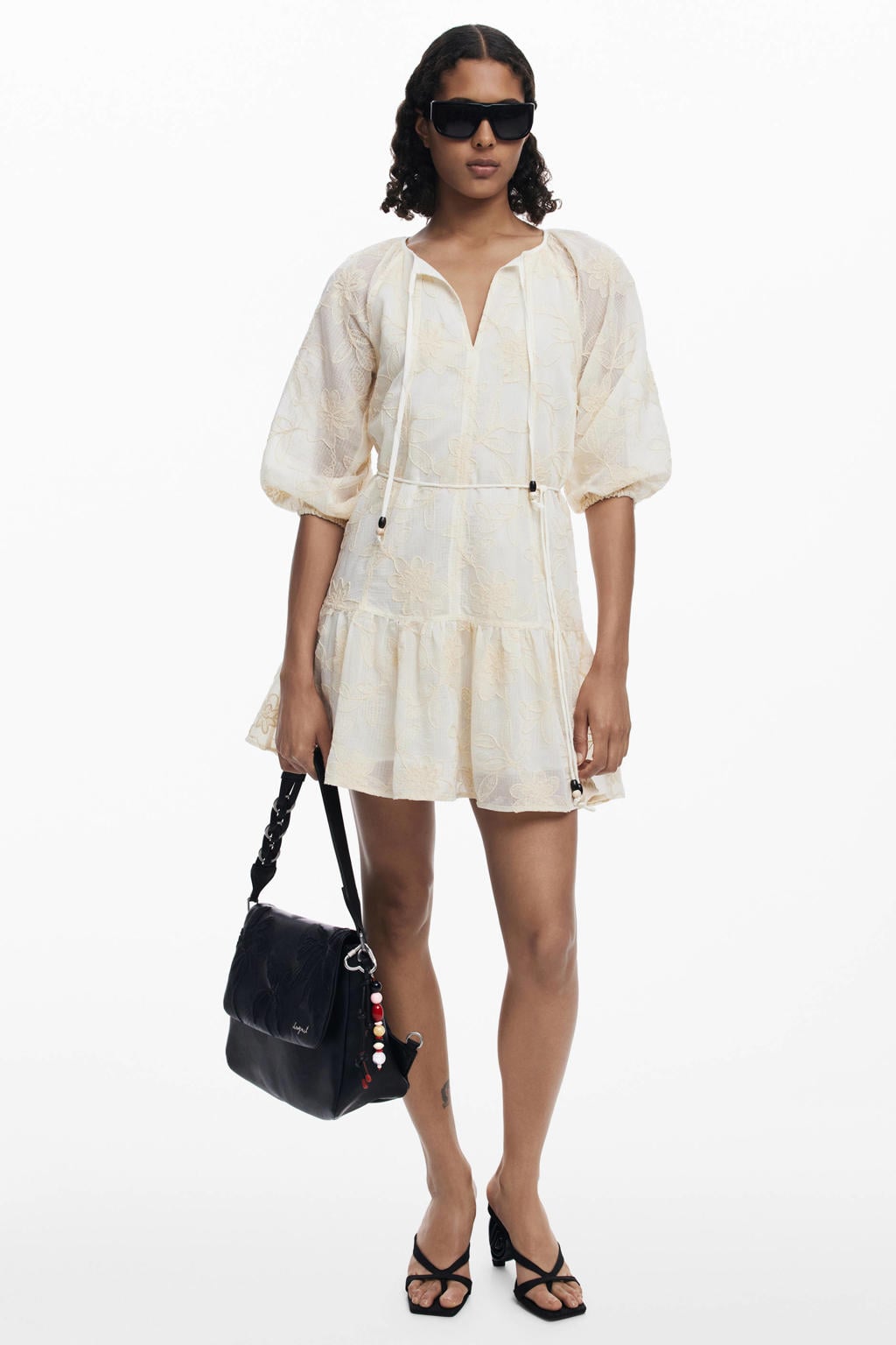 Beige dames Desigual gebloemde blousejurk van lyocell met driekwart mouwen, V-hals, striksluiting en borduursels