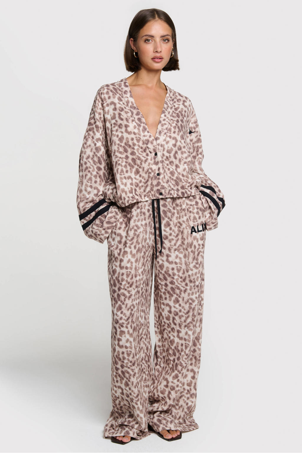 Bruin, beige en witte dames Alix the Label vest met dierenprint, lange mouwen, openvallende hals en drukknoopsluiting