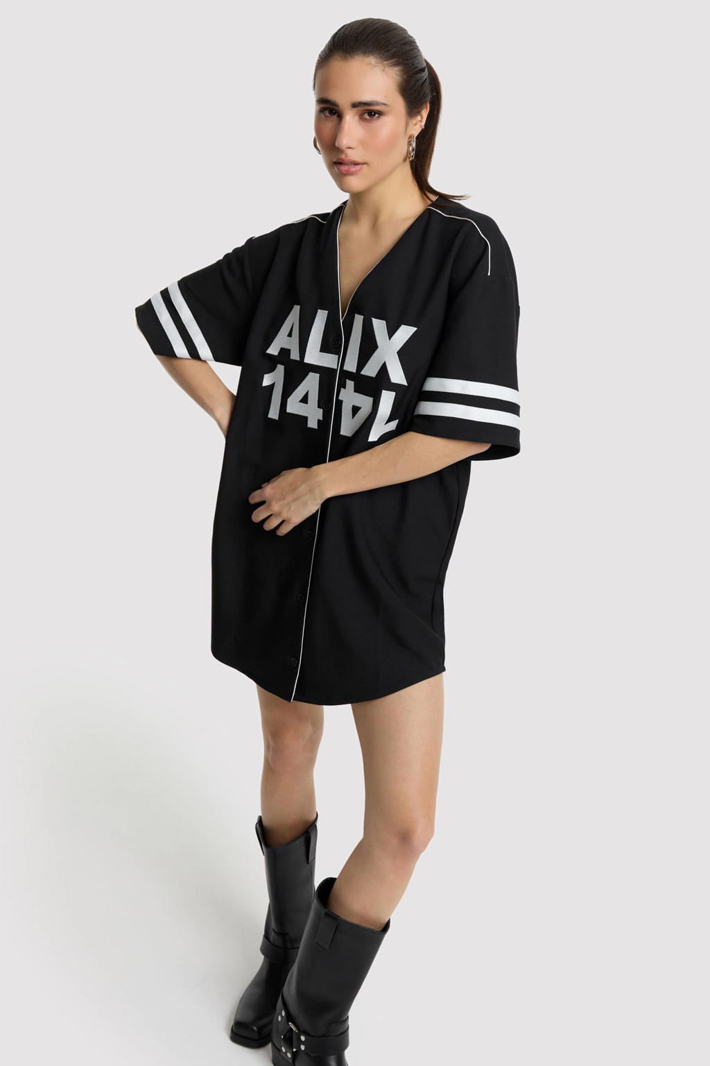 Zwart en witte dames Alix the Label T-shirtjurk met effen, half lange mouwen, V-hals en knoopsluiting