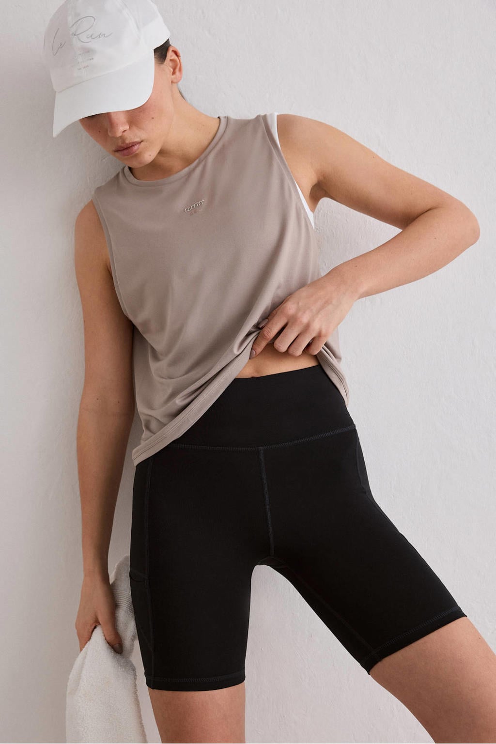 Zandkleurige dames Aim'n Le Run hardlooptop van polyester met ronde hals