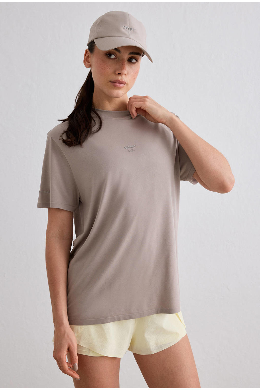 Zandkleurige dames Aim'n Le Run hardloopshirt van polyester met korte mouwen en ronde hals